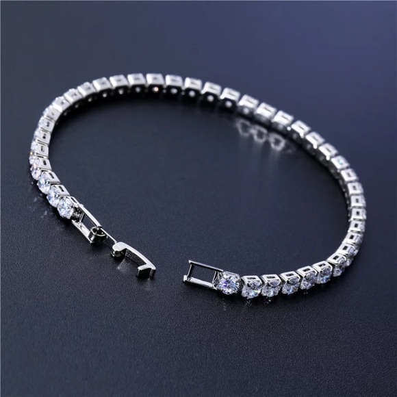 🌟 White Gold Plated Diamond Tennis Bracelet - Picture 3 of 5